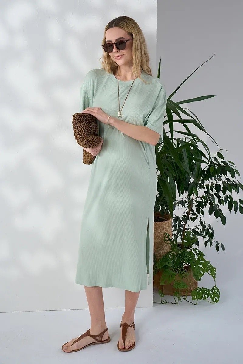 Платье-футболка для беременных и кормящих в рубчик Lana — мятное