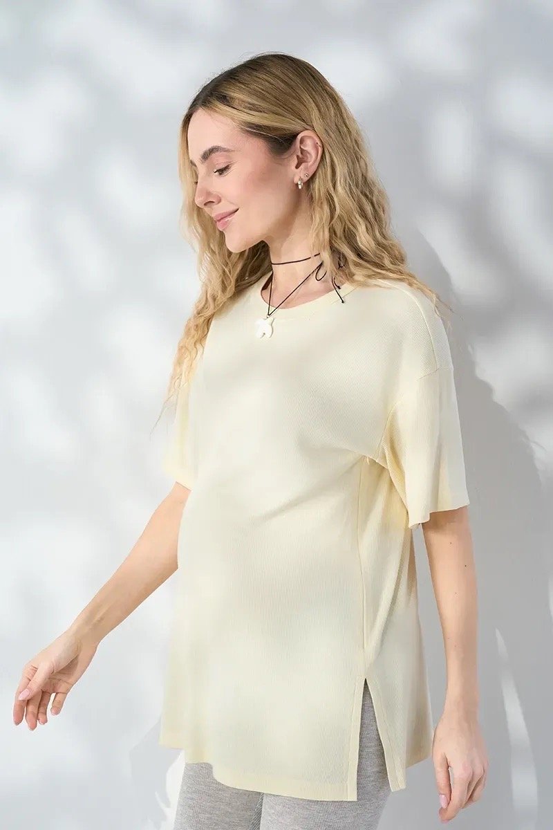 Туніка для вагітних та годуючих із трикотажу в рубчик Maily — вершкове масло